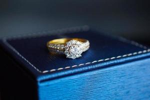 Bague en diamant d'or de mariage sur une boîte à bijoux photo