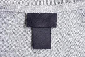 étiquette de vêtements de soin de lessive noire vierge sur la texture du tissu photo