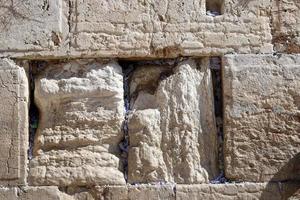 pierres du mur des lamentations sur le mont du temple dans la vieille ville de jérusalem. photo