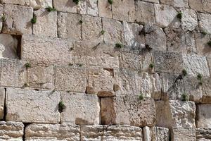 pierres du mur des lamentations sur le mont du temple dans la vieille ville de jérusalem. photo