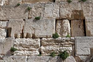 pierres du mur des lamentations sur le mont du temple dans la vieille ville de jérusalem. photo