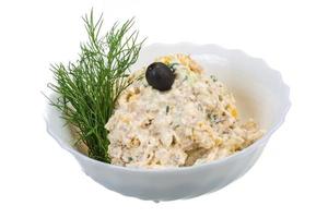 salade de poulet sur blanc photo