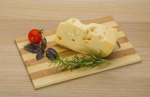 fromage maasdam sur bois photo