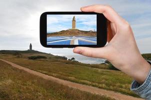 touriste prenant une photo du phare de la tour d'hercule