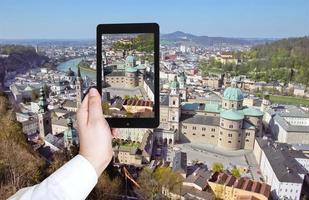 Touriste prenant une photo du panorama de Salzbourg