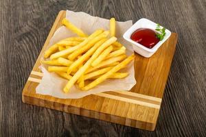 frites sur planche de bois et fond de bois photo