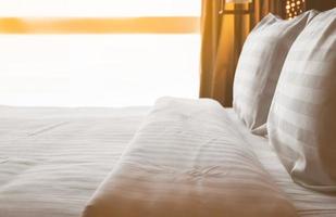 chambre avec lit et linge blanc photo