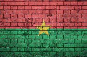 Le drapeau burkina faso est peint sur un vieux mur de briques photo