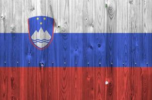 drapeau de la slovénie représenté dans des couleurs de peinture vives sur un vieux mur en bois. bannière texturée sur fond rugueux photo
