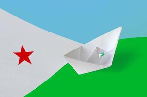 drapeau djibouti représenté sur papier gros plan de navire origami. concept d'art fait à la main photo