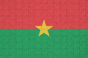 le drapeau du burkina faso est représenté sur un puzzle plié photo