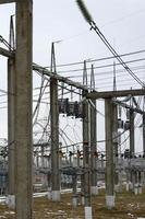centrale électrique est une station de transformation. beaucoup de câbles, poteaux et fils, transformateurs. électro-énergie. photo