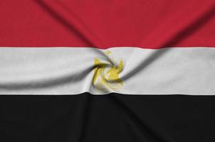 le drapeau égyptien est représenté sur un tissu de sport avec de nombreux plis. bannière de l'équipe sportive photo