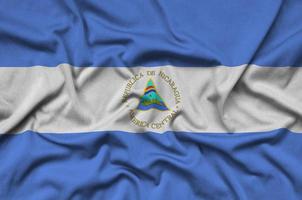 le drapeau du nicaragua est représenté sur un tissu de sport avec de nombreux plis. bannière de l'équipe sportive photo