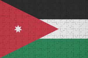 le drapeau de la jordanie est représenté sur un puzzle plié photo