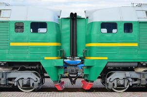 transition entre deux trains électriques. un petit couloir dans le rôle d'un portail entre les deux côtés de la cabine d'un train électrique russe photo