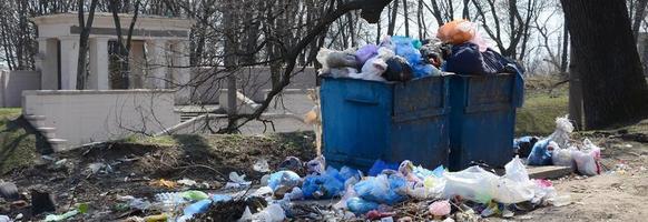 la poubelle est remplie d'ordures et de déchets. enlèvement intempestif des ordures dans les zones peuplées photo