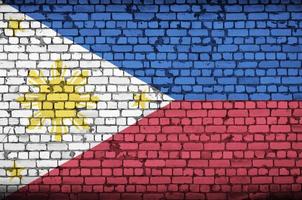 le drapeau philippin est peint sur un vieux mur de briques photo