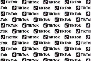 ternopil, ukraine - 2 mai 2022 de nombreux logos tiktok imprimés sur papier. tiktok ou douyin est un célèbre service d'hébergement de vidéos abrégées chinois appartenant à bytedance photo