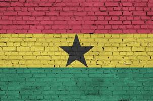 le drapeau du ghana est peint sur un vieux mur de briques photo