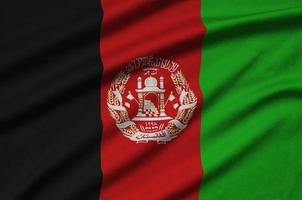 le drapeau de l'afghanistan est représenté sur un tissu de sport avec de nombreux plis. bannière de l'équipe sportive photo