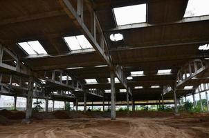 image de paysage d'un hangar industriel abandonné avec un toit endommagé. photo sur objectif grand angle