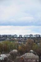 un paysage rural avec de nombreuses maisons privées et des arbres verts. panorama de banlieue par un après-midi nuageux. un endroit loin de la ville photo