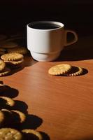 petite tasse à café et biscuit salé photo