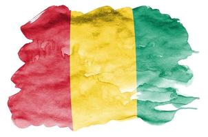 le drapeau de la guinée est représenté dans un style aquarelle liquide isolé sur fond blanc photo