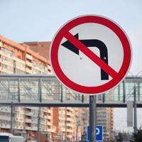 tourner à gauche est interdit. panneau de signalisation avec flèche barrée vers la gauche photo