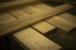 planches pour la construction. menuiserie. beaucoup de planches. produits du bois. photo