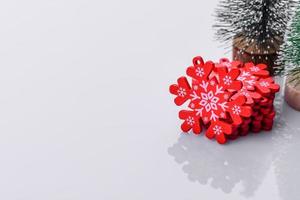 beau pain d'épice sur une plaque en céramique marron avec des décorations d'arbre de noël photo