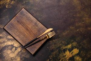 une assiette en céramique marron vide sur un fond marron foncé en béton photo