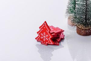 beau pain d'épice sur une plaque en céramique marron avec des décorations d'arbre de noël photo