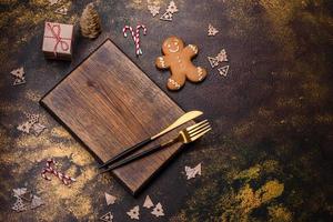 beau pain d'épice sur une plaque en céramique marron avec des décorations d'arbre de noël photo