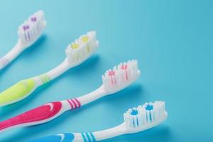 brosses à dents colorées pour la famille sur fond bleu. photo