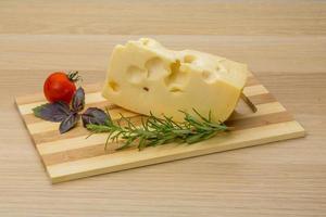 fromage maasdam sur bois photo