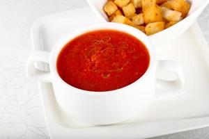 soupe gaspacho dans un bol sur fond blanc photo