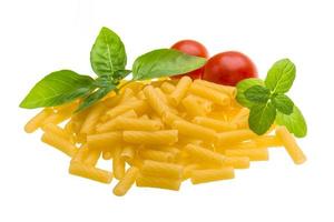 macaroni cru sur blanc photo