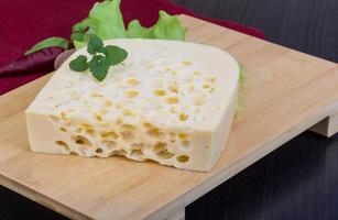 fromage jaune sur bois photo