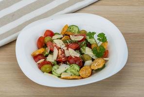 vue sur le plat de salade de tomates photo