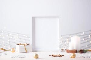 décorations de noël avec cadre blanc et cadeau sur fond blanc. gros plan, espace de copie photo