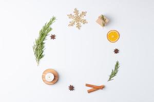 fond minimal de noël blanc avec cadre blanc et cadeau. mise à plat, espace de copie photo