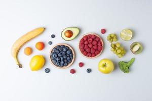 fruits et légumes frais sur fond gris. concept d'alimentation saine. mise à plat, composition. photo