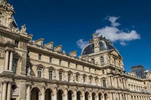 paris, france, 2022 - vue sur le bâtiment du louvre photo