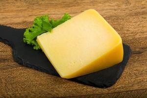 fromage parmesan sur bois photo