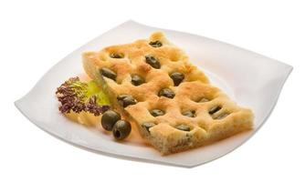 pain aux olives sur blanc photo