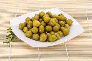 vue sur le plat d'olives vertes photo