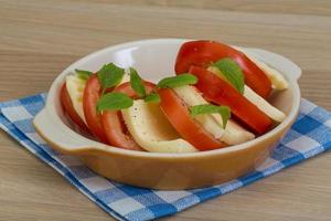 caprese sur bois photo