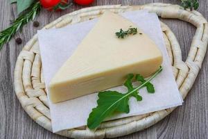 fromage parmesan sur planche de bois et fond en bois photo